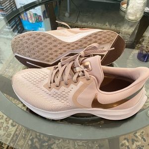 New women’s Nikes size 10